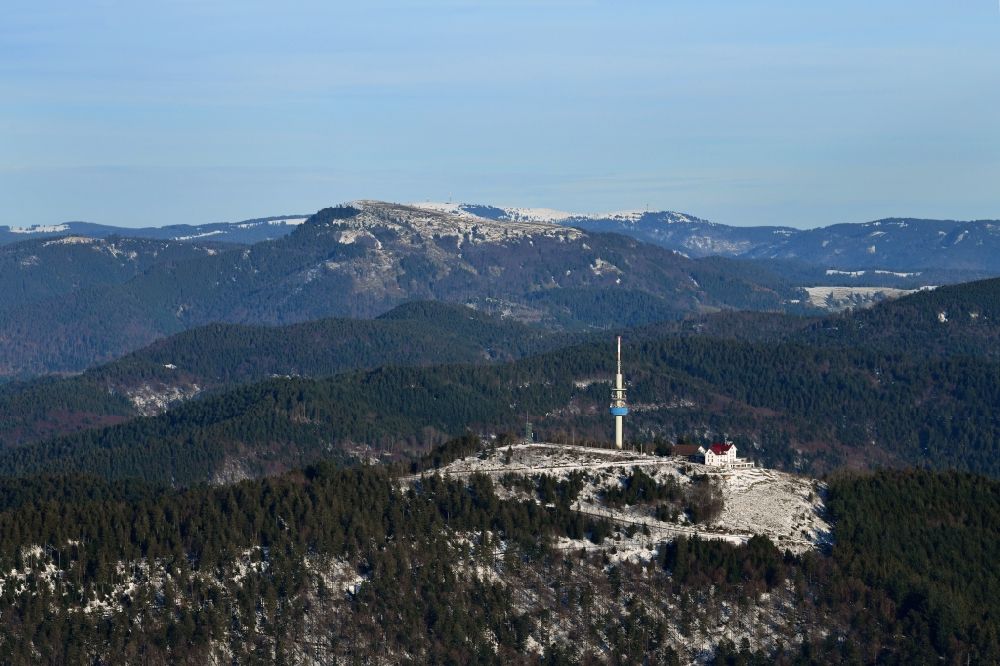 Luftbild Schliengen - Winterluftbild des Hochblauen in der Berglandschaft des Südschwarzwaldes in Schliengen im Bundesland Baden-Württemberg, Deutschland