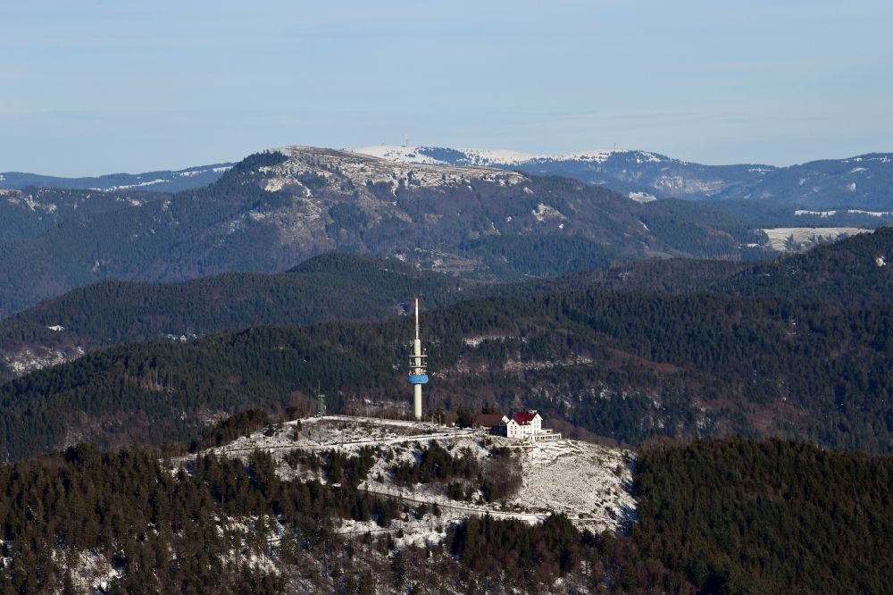 Luftaufnahme Schliengen - Winterluftbild des Hochblauen in der Berglandschaft des Südschwarzwaldes in Schliengen im Bundesland Baden-Württemberg, Deutschland