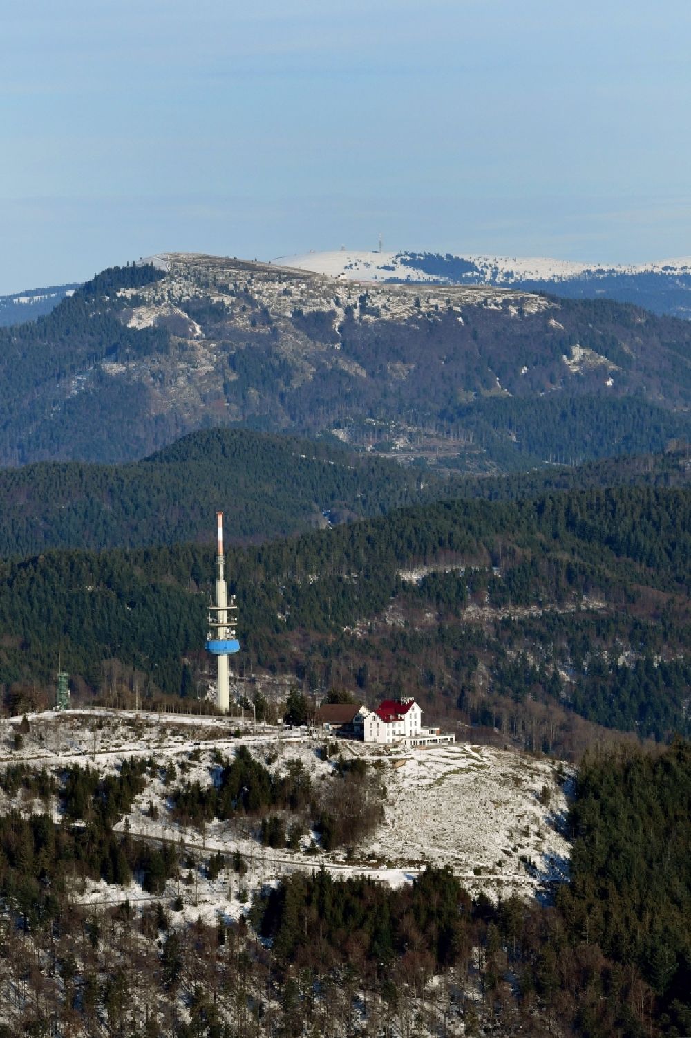 Schliengen von oben - Winterluftbild des Hochblauen in der Berglandschaft des Südschwarzwaldes in Schliengen im Bundesland Baden-Württemberg, Deutschland