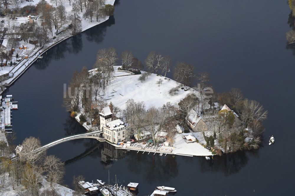 Luftaufnahme Berlin - Winterluftbild Insel der Jugend am Ufer des Flußverlaufes der Spree in Berlin, Deutschland