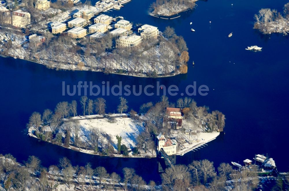 Luftbild Berlin - Winterluftbild Insel der Jugend am Ufer des Flußverlaufes der Spree im Ortsteil Treptow in Berlin, Deutschland