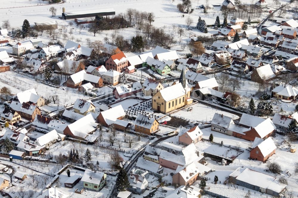 Oberlauterbach aus der Vogelperspektive: Winterluftbild Kirchengebäude in der Dorfmitte in Oberlauterbach in Grand Est, Frankreich