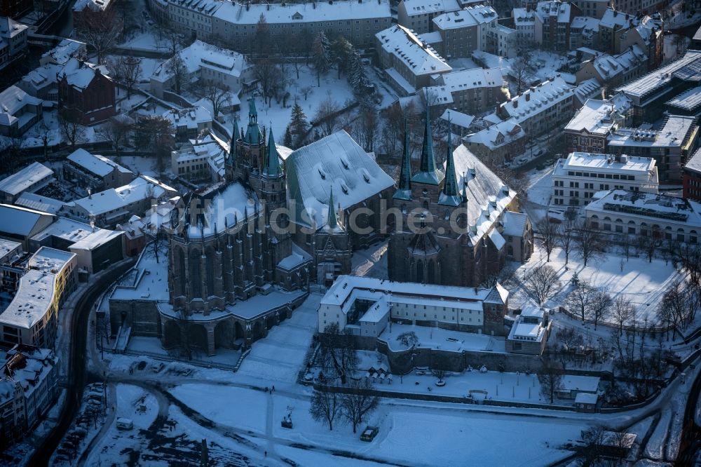 Erfurt von oben - Winterluftbild Kirchengebäude des Erfurter Dom im Ortsteil Altstadt in Erfurt im Bundesland Thüringen, Deutschland