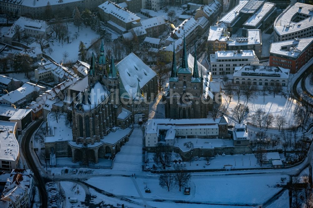Erfurt aus der Vogelperspektive: Winterluftbild Kirchengebäude des Erfurter Dom im Ortsteil Altstadt in Erfurt im Bundesland Thüringen, Deutschland