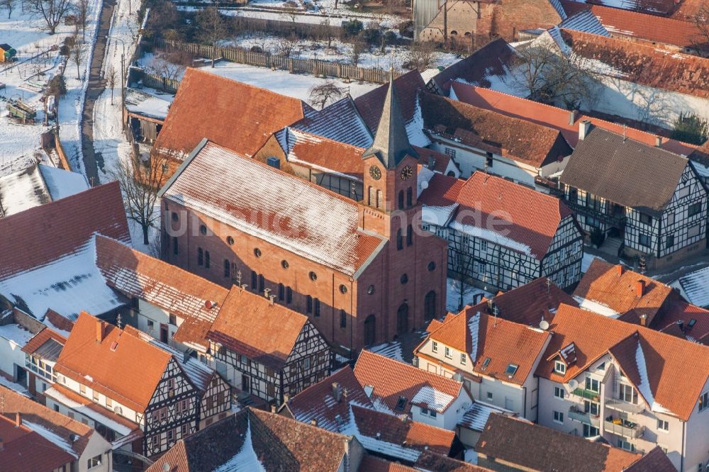 Steinweiler von oben - Winterluftbild Kirchengebäude der evangelischen Kirche in der Dorfmitte in Steinweiler im Bundesland Rheinland-Pfalz, Deutschland