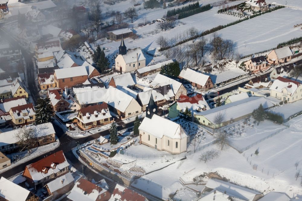 Luftaufnahme Wintzenbach - Winterluftbild Kirchengebäude der Église protestante de Wintzenbach in Wintzenbach in Grand Est, Frankreich