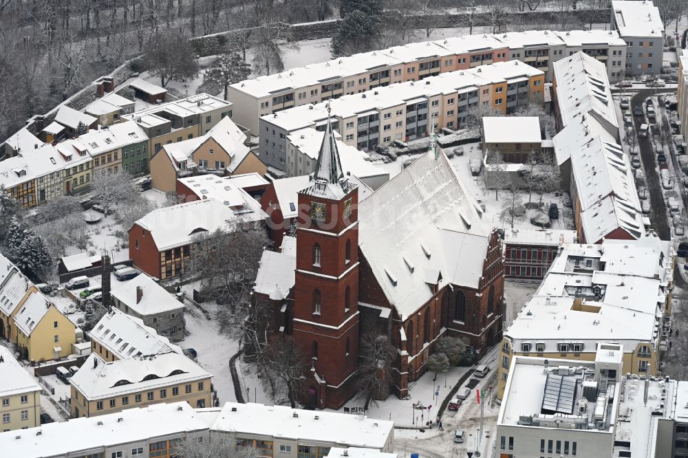 Luftaufnahme Bernau - Winterluftbild Kirchengebäude der kath. Herz-Jesu-Kirche in Bernau im Bundesland Brandenburg
