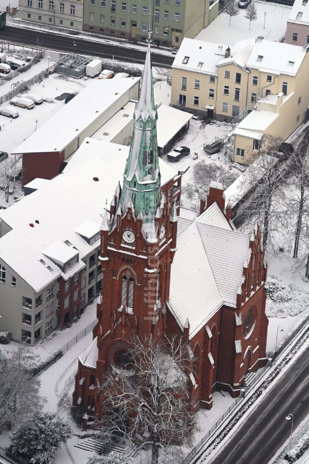 Luftbild Bernau - Winterluftbild Kirchengebäude der kath. Herz-Jesu-Kirche in Bernau im Bundesland Brandenburg