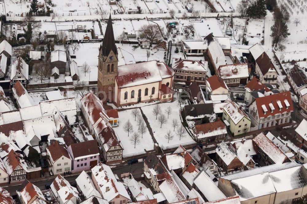 Steinweiler aus der Vogelperspektive: Winterluftbild Kirchengebäude der katholischen Kirche in der Dorfmitte in Steinweiler im Bundesland Rheinland-Pfalz, Deutschland