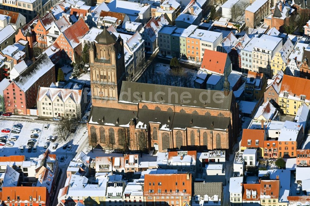 Luftbild Stralsund - Winterluftbild Kirchengebäude Kulturkirche St. Jacobi in Stralsund im Bundesland Mecklenburg-Vorpommern, Deutschland