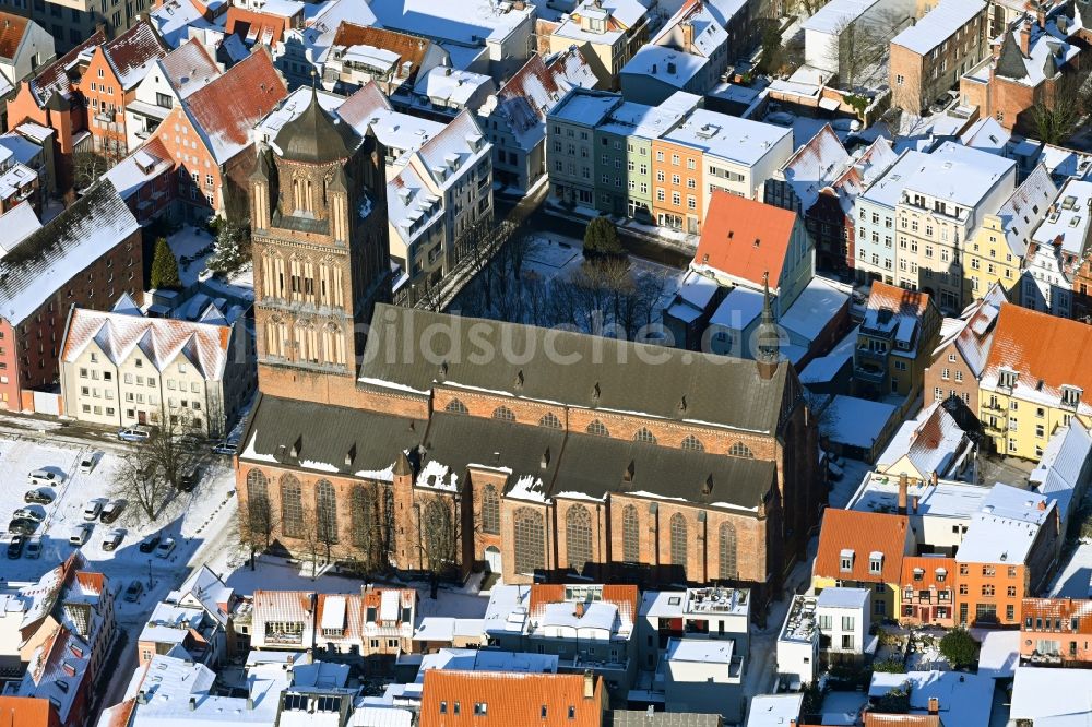 Luftaufnahme Stralsund - Winterluftbild Kirchengebäude Kulturkirche St. Jacobi in Stralsund im Bundesland Mecklenburg-Vorpommern, Deutschland