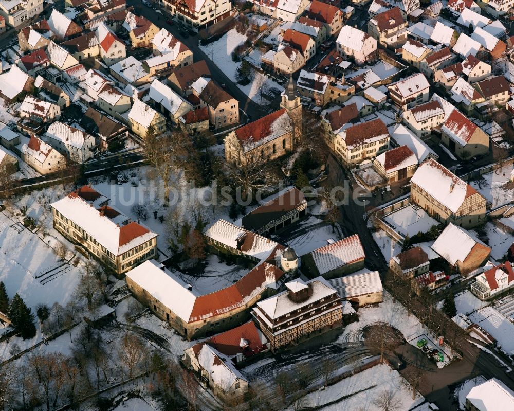 Bonfeld aus der Vogelperspektive: Winterluftbild Kirchengebäude der Margarethen Kirche in der Dorfmitte in Bonfeld im Bundesland Baden-Württemberg, Deutschland