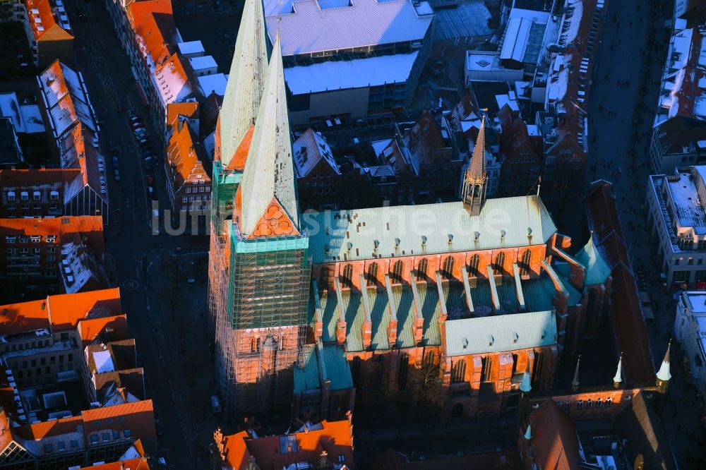 Lübeck aus der Vogelperspektive: Winterluftbild Kirchengebäude der Marienkirche in Lübeck im Bundesland Schleswig-Holstein, Deutschland