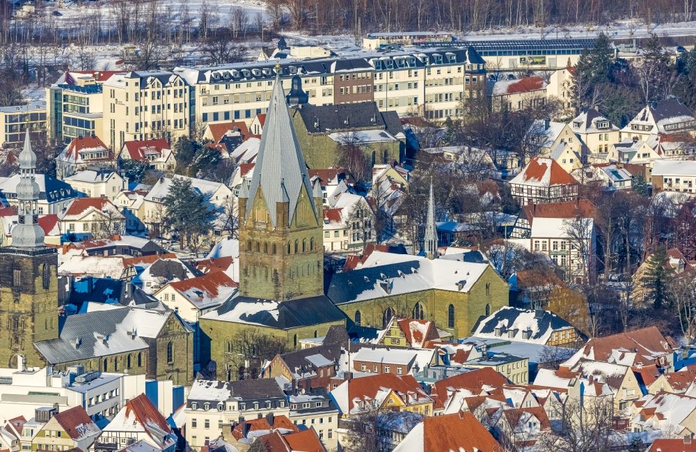 Luftaufnahme Soest - Winterluftbild Kirchengebäude der St. Petrikirche am Petrikirchhof in Soest im Bundesland Nordrhein-Westfalen, Deutschland