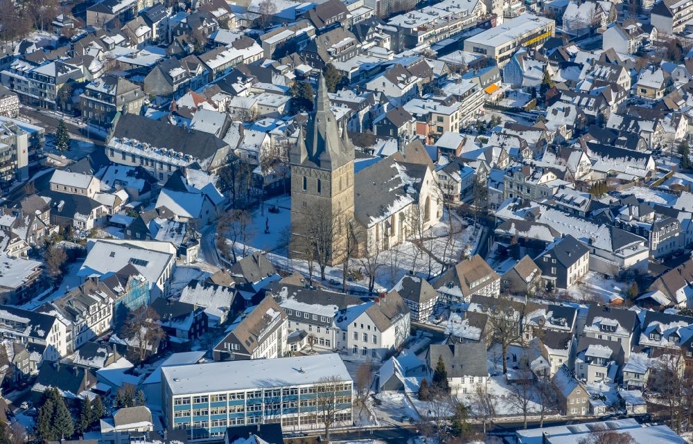 Luftaufnahme Brilon - Winterluftbild Kirchengebäude der Propsteikirche St. Petrus und Andreas in Brilon im Bundesland Nordrhein-Westfalen