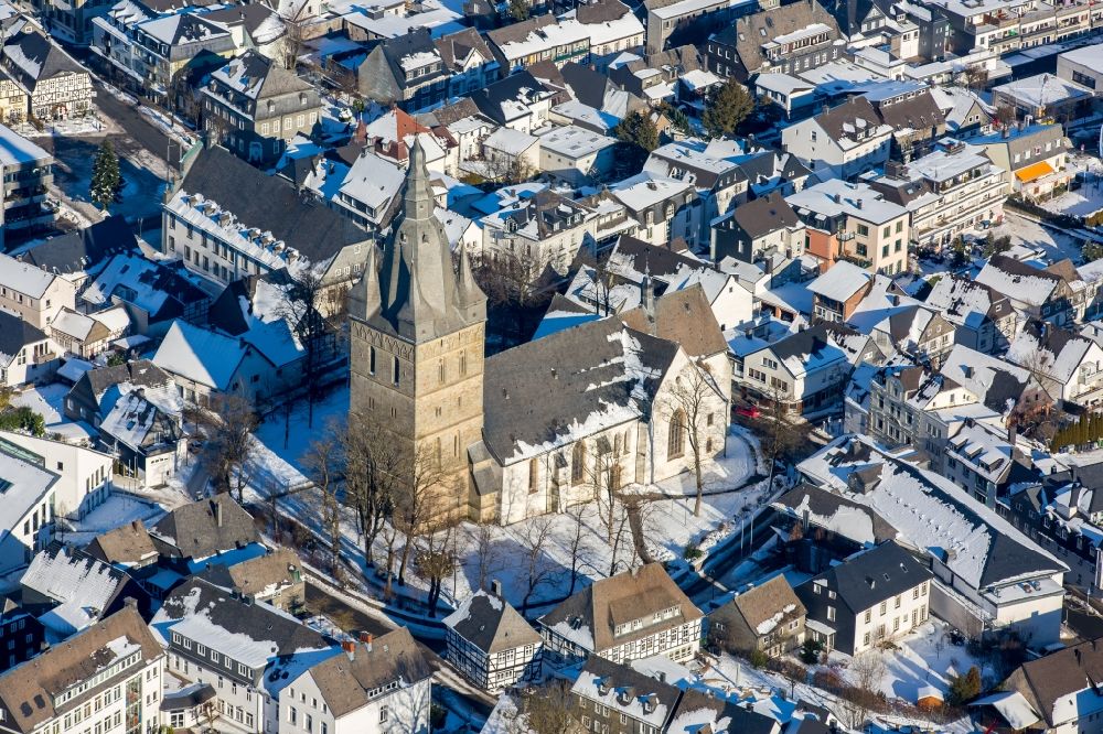 Brilon von oben - Winterluftbild Kirchengebäude der Propsteikirche St. Petrus und Andreas in Brilon im Bundesland Nordrhein-Westfalen