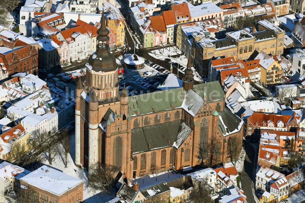 Stralsund von oben - Winterluftbild Kirchengebäude der Sankt Marien Gemeinde im Ortsteil Andershof in Stralsund im Bundesland Mecklenburg-Vorpommern