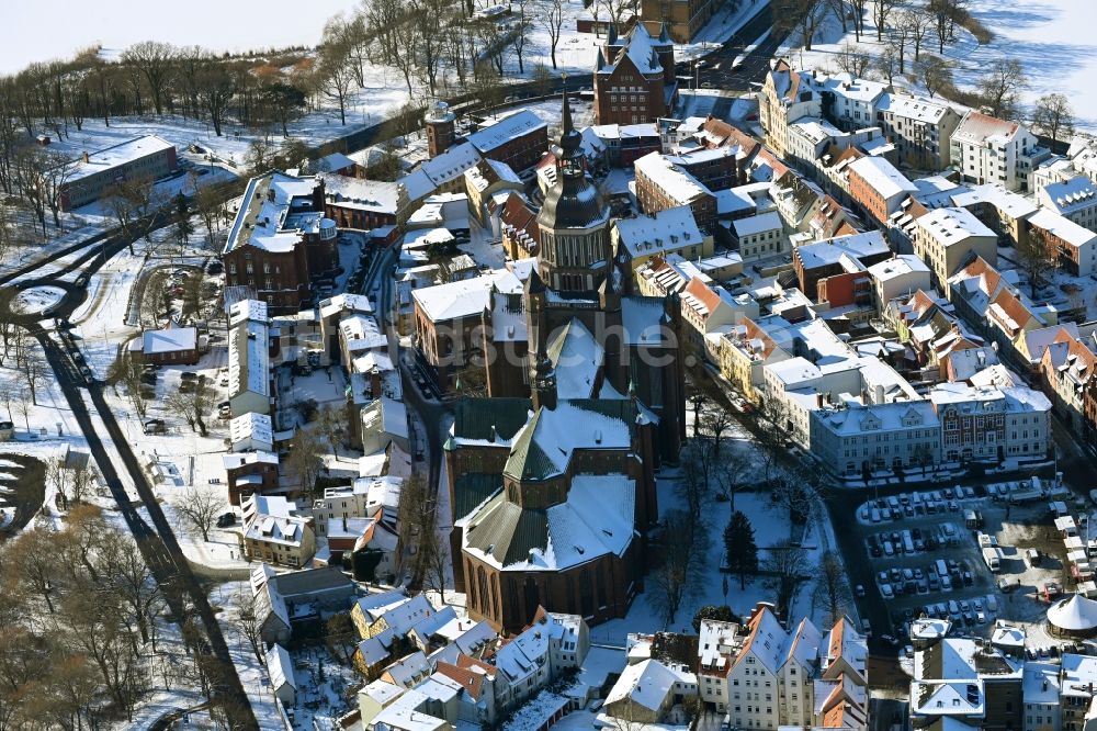 Luftaufnahme Stralsund - Winterluftbild Kirchengebäude der Sankt Marien Gemeinde im Ortsteil Andershof in Stralsund im Bundesland Mecklenburg-Vorpommern