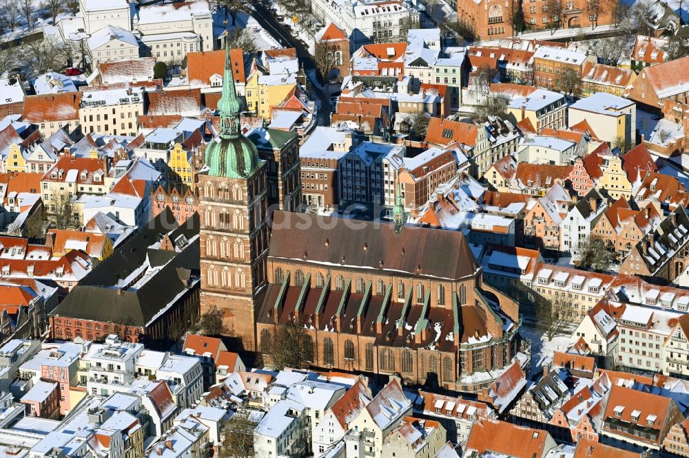 Stralsund aus der Vogelperspektive: Winterluftbild Kirchengebäude der Sankt Nikolaikirche in Stralsund im Bundesland Mecklenburg-Vorpommern