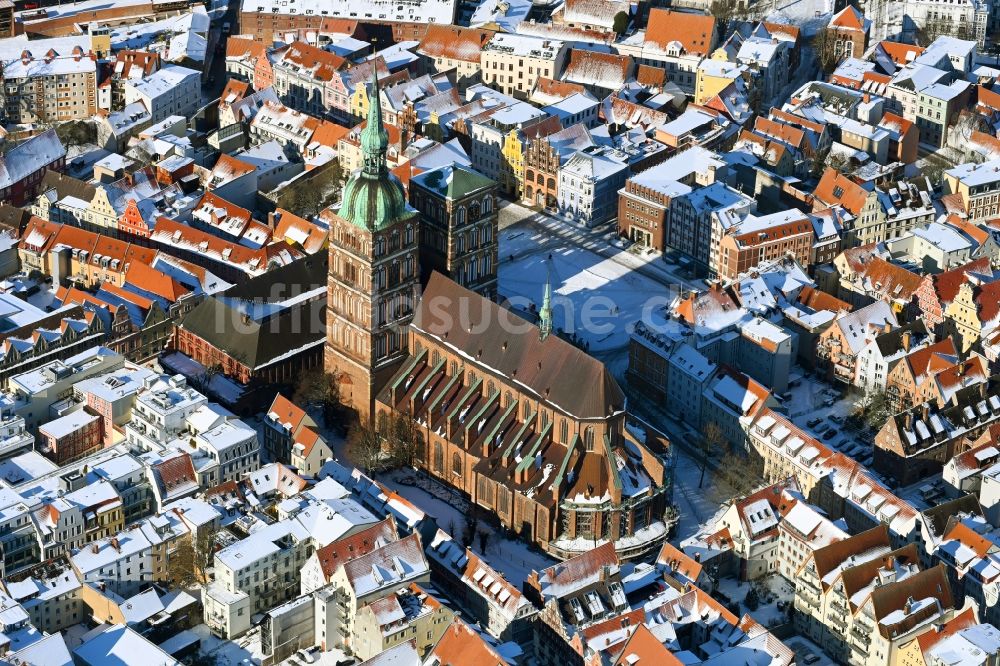 Luftbild Stralsund - Winterluftbild Kirchengebäude der Sankt Nikolaikirche in Stralsund im Bundesland Mecklenburg-Vorpommern