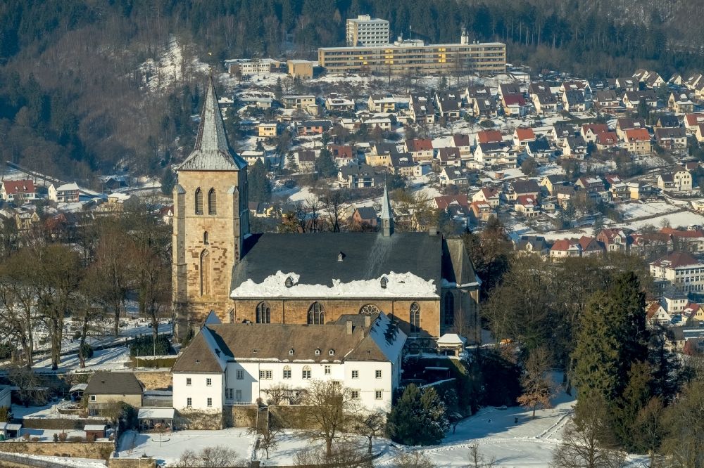 Luftaufnahme Marsberg - Winterluftbild Kirchengebäude der Stiftskirche St.Petrus und Paulus im Ortsteil Obermarsberg in Marsberg im Bundesland Nordrhein-Westfalen