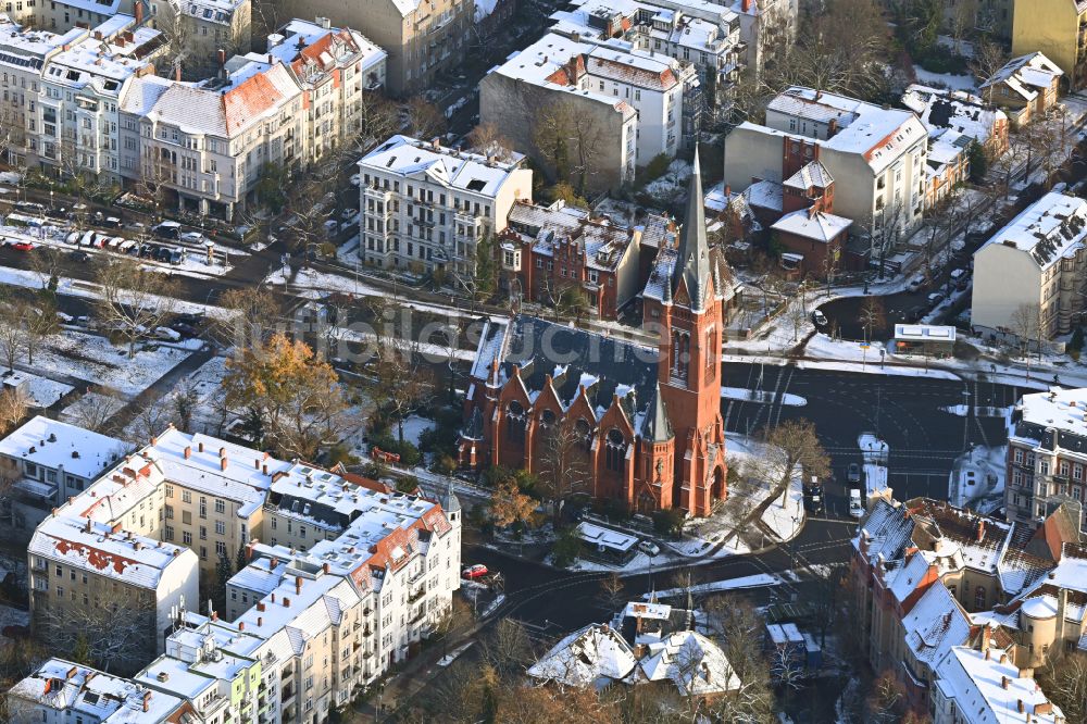 Berlin von oben - Winterluftbild Kirchengebäude Zum Guten Hirten im Ortsteil Friedenau in Berlin, Deutschland