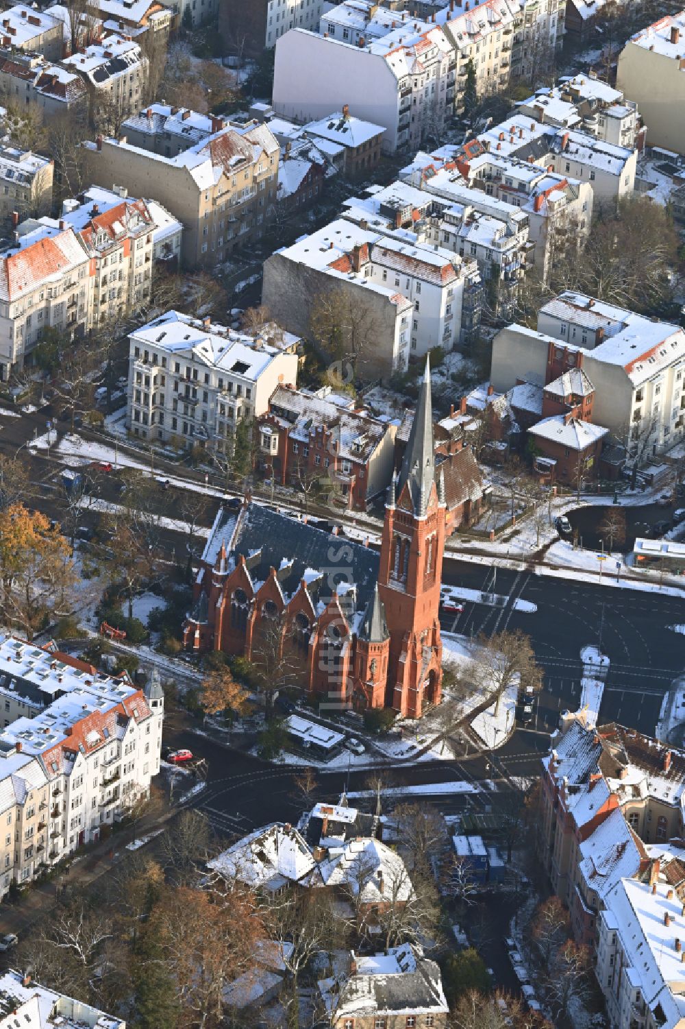 Berlin aus der Vogelperspektive: Winterluftbild Kirchengebäude Zum Guten Hirten im Ortsteil Friedenau in Berlin, Deutschland