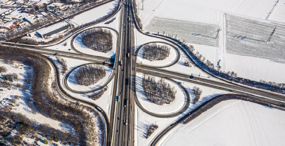 Unna von oben - Winterluftbild Kleeblattförmige Verkehrsführung am Autobahnkreuz der BAB A4 , A1 Kreuz Dortmund/Unna in Unna im Bundesland Nordrhein-Westfalen, Deutschland