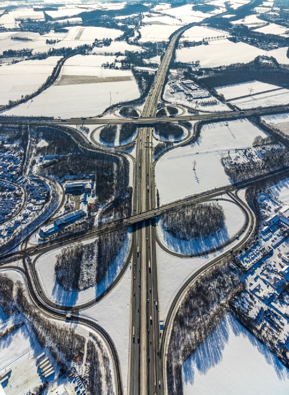 Luftbild Unna - Winterluftbild Kleeblattförmige Verkehrsführung am Autobahnkreuz der BAB A4 , A1 Kreuz Dortmund/Unna in Unna im Bundesland Nordrhein-Westfalen, Deutschland