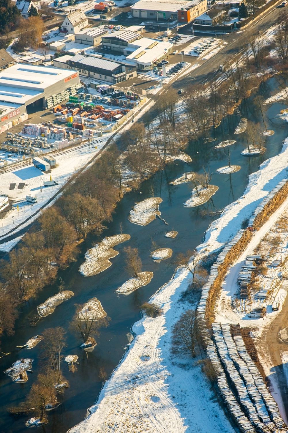 Luftbild Arnsberg - Winterluftbild - kleine bewachsene Inseln am Ufer des Flußverlaufes der Ruhr im Ortsteil Wennigloh in Arnsberg im Bundesland Nordrhein-Westfalen