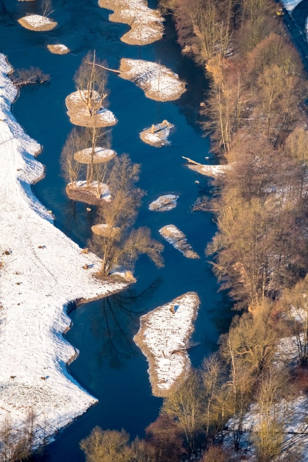 Luftaufnahme Arnsberg - Winterluftbild - kleine bewachsene Inseln am Ufer des Flußverlaufes der Ruhr im Ortsteil Wennigloh in Arnsberg im Bundesland Nordrhein-Westfalen