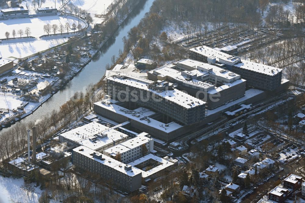 Berlin von oben - Winterluftbild Klinikgelände des Krankenhauses Campus Benjamin Franklin in Steglitz in Berlin, Deutschland