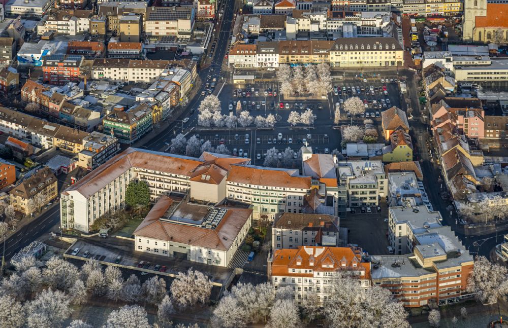 Luftaufnahme Hamm - Winterluftbild Klinikgelände des Krankenhauses St. Marien-Hospital Hamm im Innenstadtzentrum in Hamm im Bundesland Nordrhein-Westfalen, Deutschland