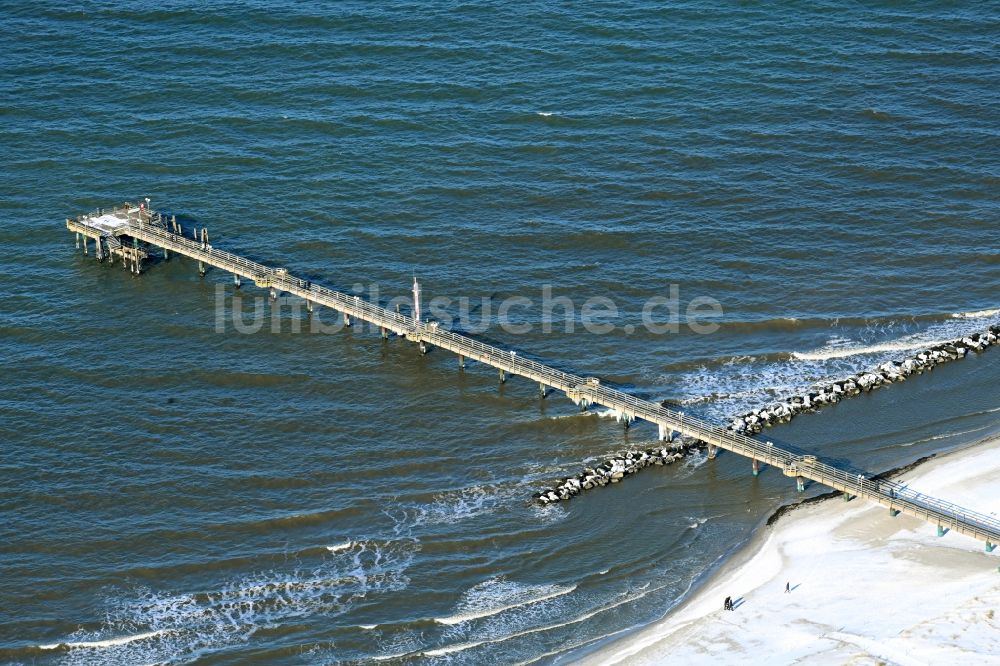 Luftbild Wustrow - Winterluftbild Konstruktion der Seebrücke über der Ostsee in Wustrow im Bundesland Mecklenburg-Vorpommern, Deutschland