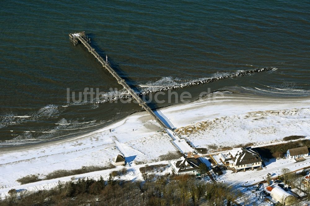 Luftaufnahme Wustrow - Winterluftbild Konstruktion der Seebrücke über der Ostsee in Wustrow im Bundesland Mecklenburg-Vorpommern, Deutschland