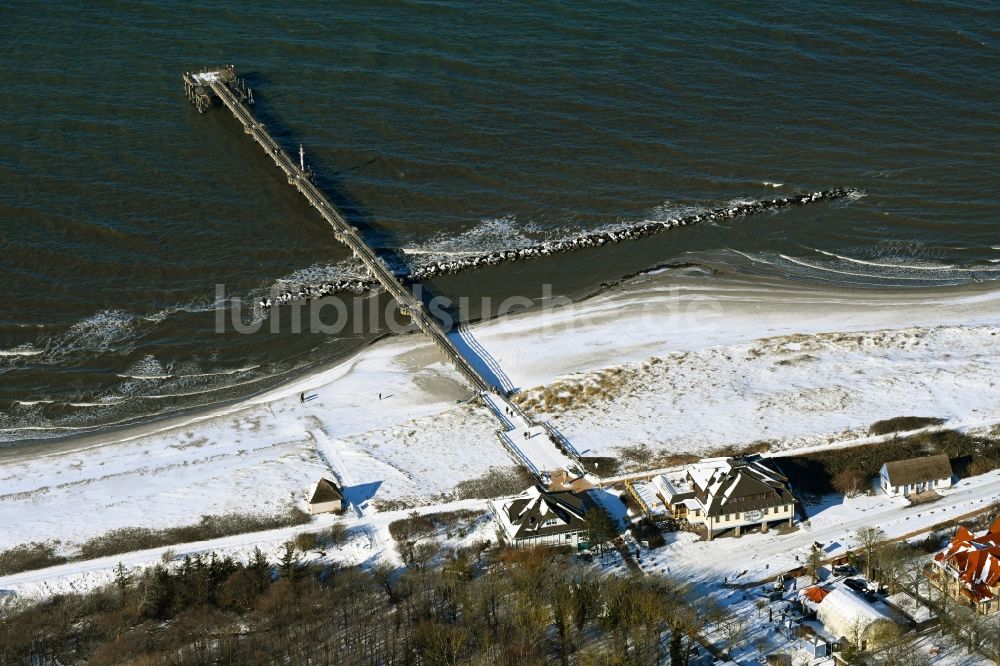 Wustrow von oben - Winterluftbild Konstruktion der Seebrücke über der Ostsee in Wustrow im Bundesland Mecklenburg-Vorpommern, Deutschland