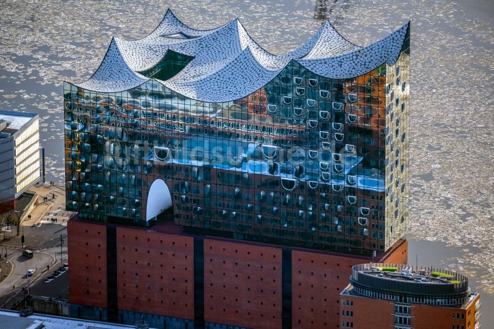 Hamburg aus der Vogelperspektive: Winterluftbild Konzerthaus Elbphilharmonie in Hamburg