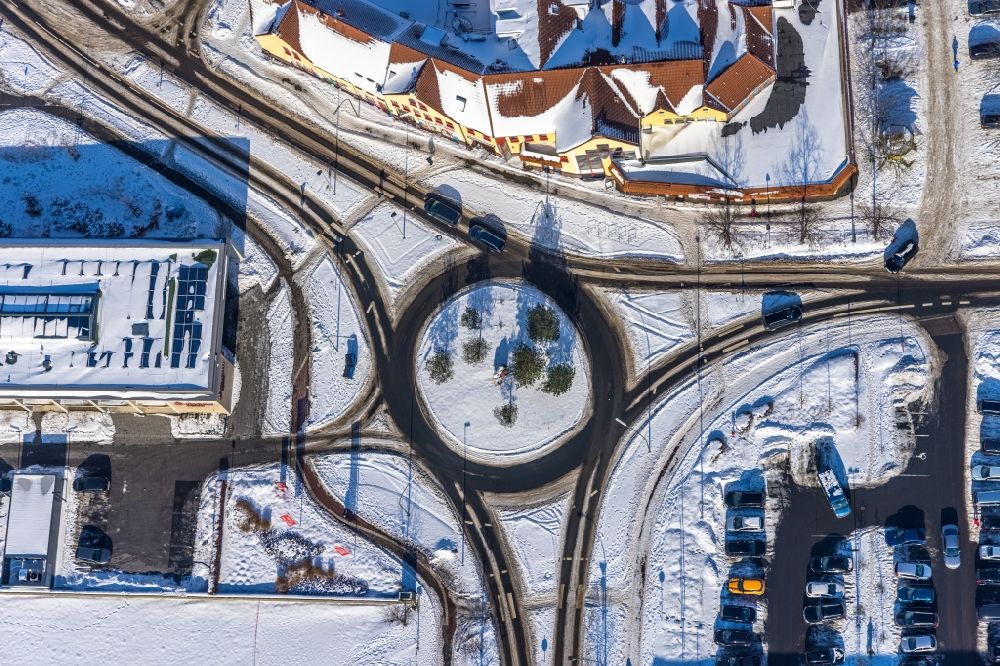 Luftaufnahme Hamm - Winterluftbild Kreisverkehr - Straßenverlauf Ostwennemarstraße im Ortsteil Norddinker in Hamm im Bundesland Nordrhein-Westfalen, Deutschland