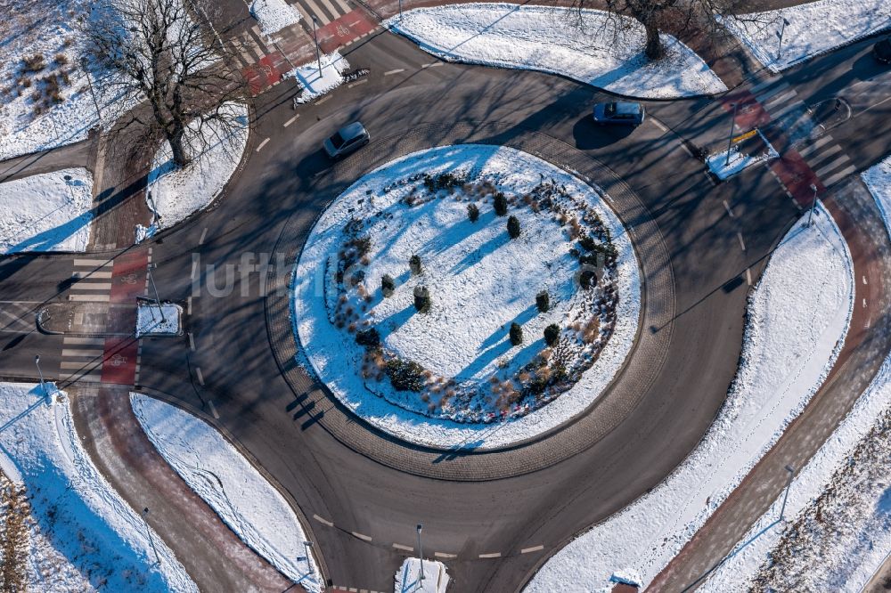 Stade von oben - Winterluftbild Kreisverkehr - Straßenverlauf in Stade im Bundesland Niedersachsen, Deutschland