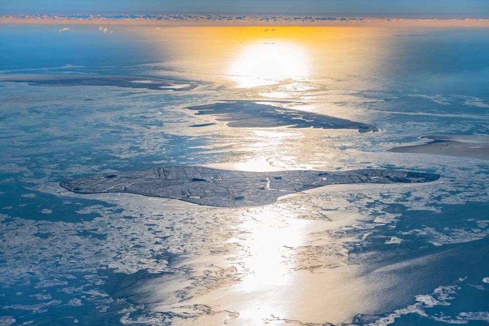 Luftaufnahme Hooge - Winterluftbild Küstenbereich der Nordsee- Hallig - Insel in Hooge im Bundesland Schleswig-Holstein