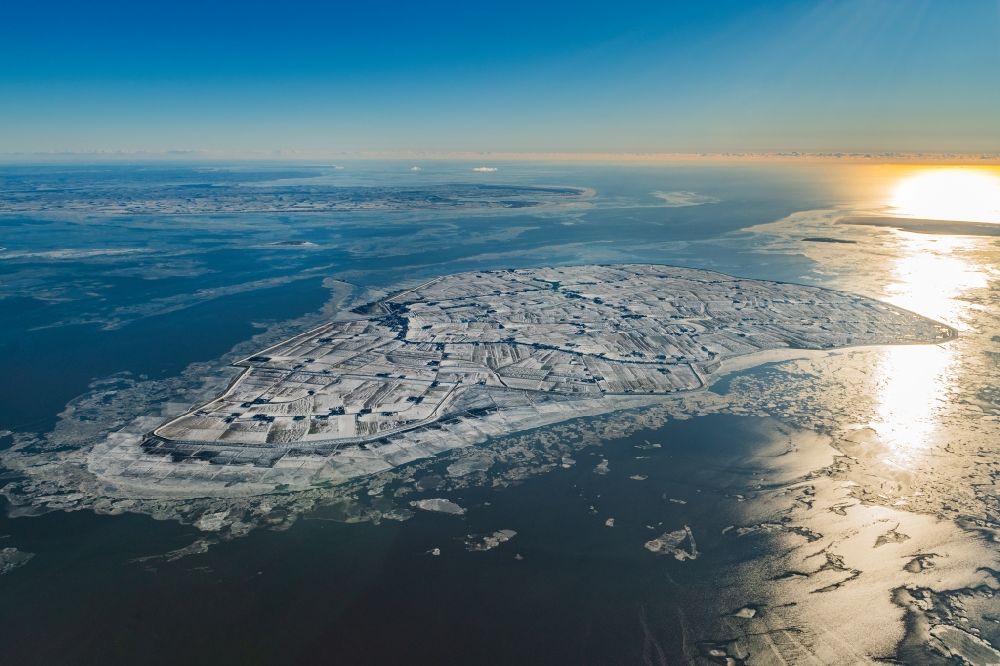 Pellworm aus der Vogelperspektive: Winterluftbild Küstenbereich der Nordsee - Insel in Pellworm im Bundesland Schleswig-Holstein