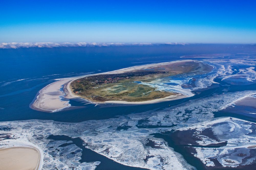 Spiekeroog aus der Vogelperspektive: Winterluftbild Küstenbereich der Nordsee - Insel in Spiekeroog im Bundesland Niedersachsen