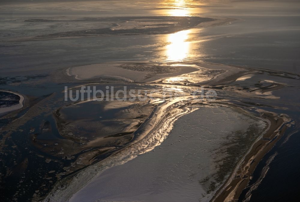 Luftaufnahme Juist - Winterluftbild Küstenbereich am Westende der Nordsee - Insel Juist mit eisbedeckten Wattenmeer bei Sonnenuntergang im Bundesland Niedersachsen, Deutschland