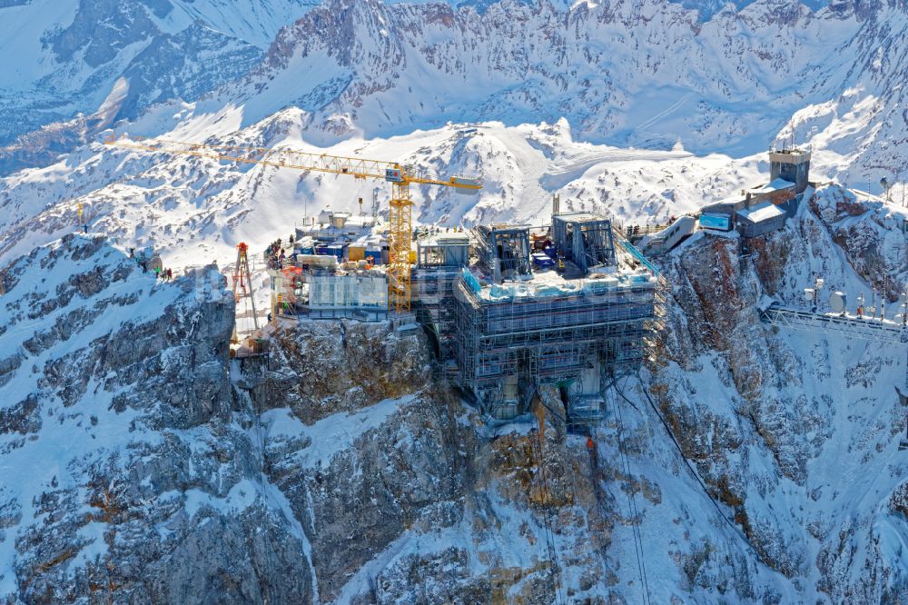 Luftbild Garmisch-Partenkirchen - Winterluftbild kurz vor der Eröffnung mit Bauarbeiten an der Bergstation der Seilbahn auf dem Gipfel der der Zugspitze bei Garmisch-Partenkirchen im Bundesland Bayern