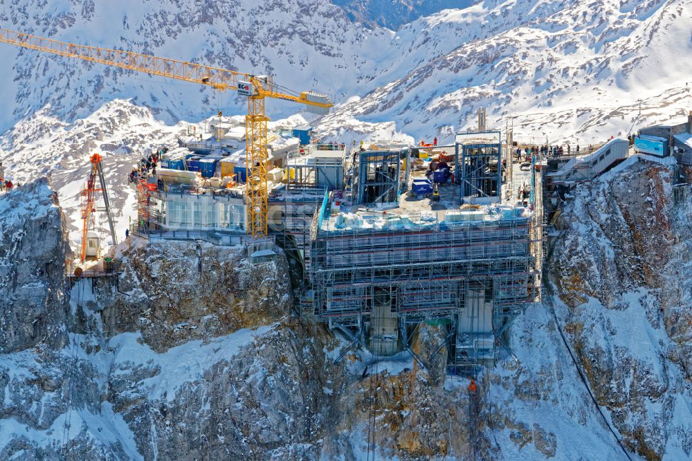 Luftaufnahme Garmisch-Partenkirchen - Winterluftbild kurz vor der Eröffnung mit Bauarbeiten an der Bergstation der Seilbahn auf dem Gipfel der der Zugspitze bei Garmisch-Partenkirchen im Bundesland Bayern