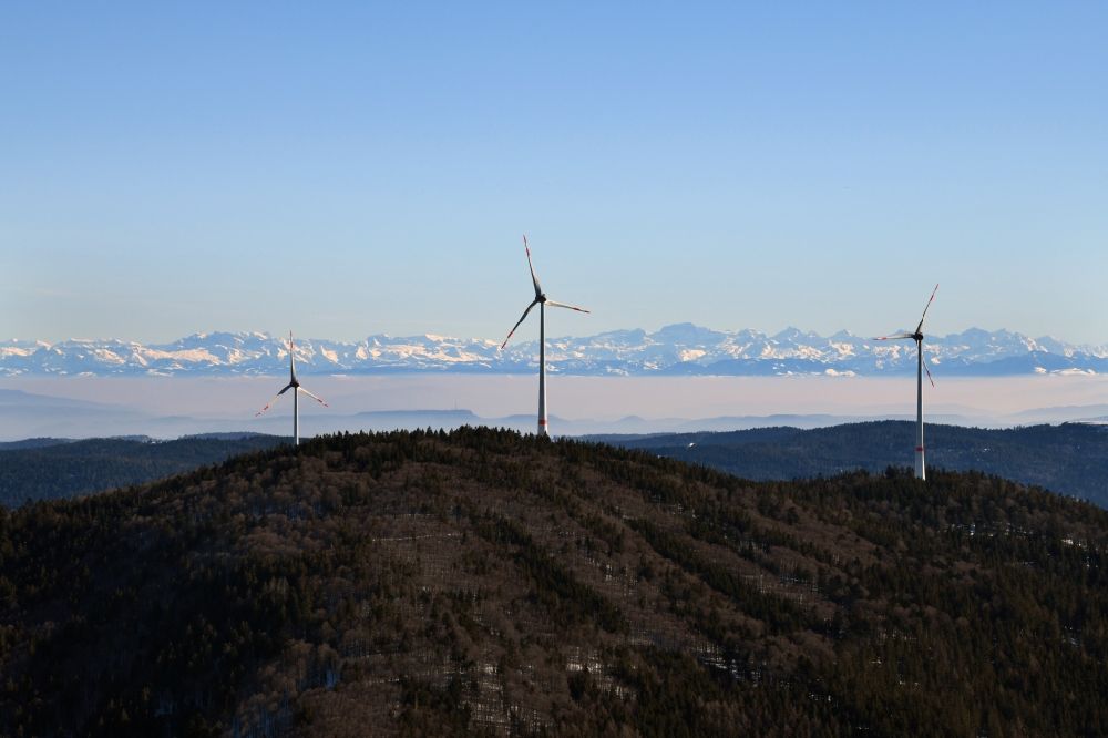 Luftaufnahme Schopfheim - Winterluftbild. Landschaft mit drei Windenergieanlagen im verschneiten Schwarzwald auf dem Rohrenkopf im Schopfheimer Ortsteil Gersbach im Bundesland Baden-Württemberg