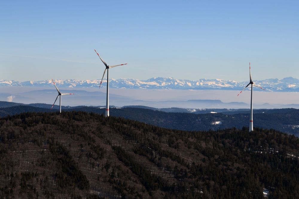 Schopfheim von oben - Winterluftbild. Landschaft mit drei Windenergieanlagen im verschneiten Schwarzwald auf dem Rohrenkopf im Schopfheimer Ortsteil Gersbach im Bundesland Baden-Württemberg