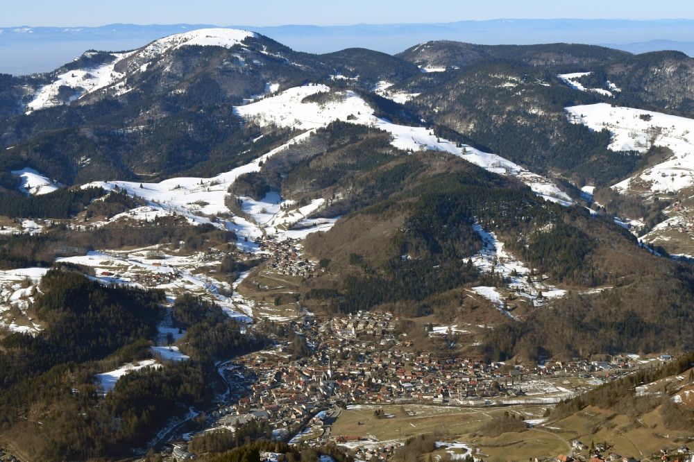 Luftbild Schönau im Schwarzwald - Winterluftbild. Landschaft im Südschwarzwald mit Belchen und Gesamtübersicht von Schönau im Schwarzwald im Bundesland Baden-Württemberg, Deutschland