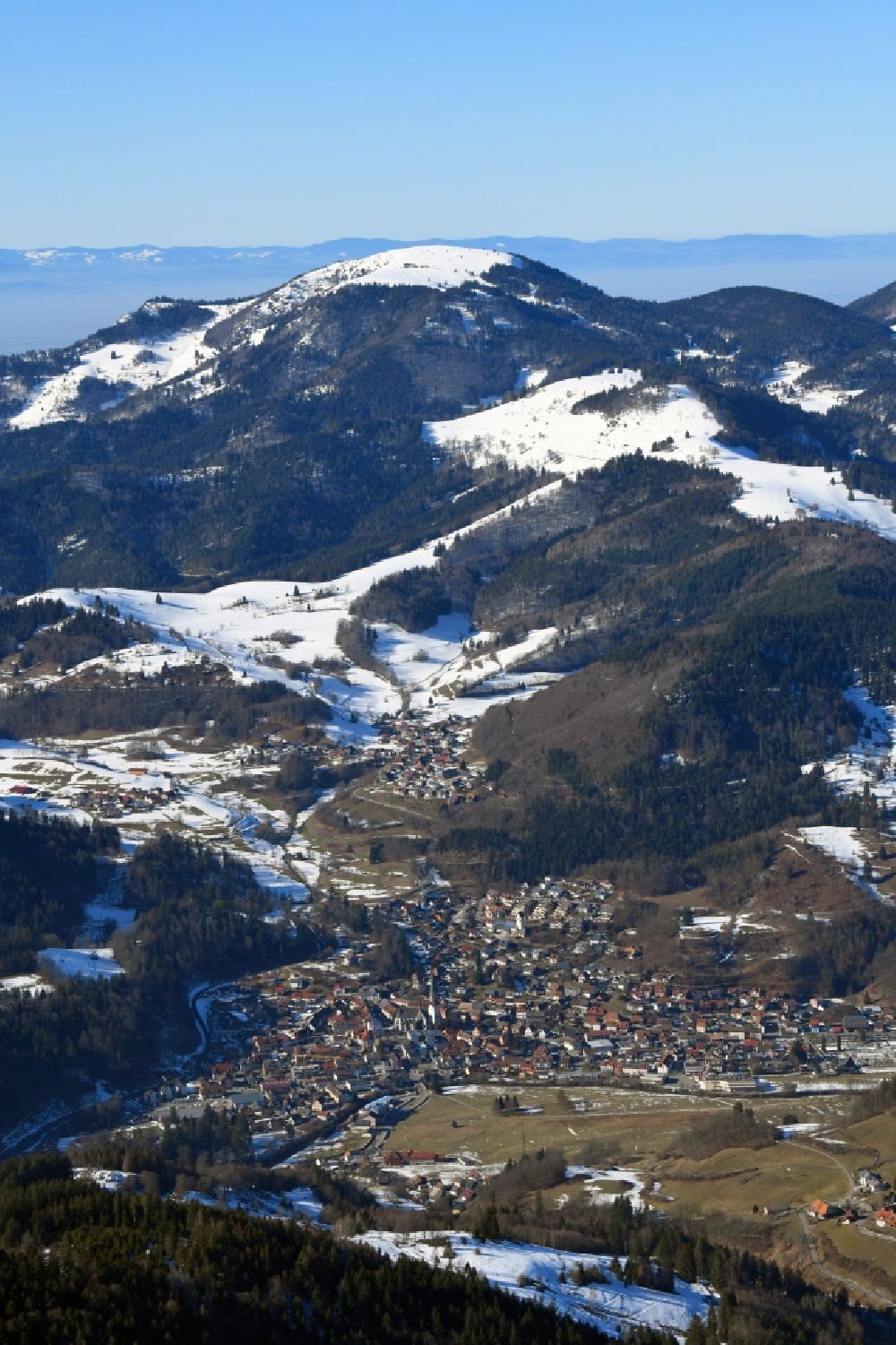 Luftaufnahme Schönau im Schwarzwald - Winterluftbild. Landschaft im Südschwarzwald mit Belchen und Gesamtübersicht von Schönau im Schwarzwald im Bundesland Baden-Württemberg, Deutschland