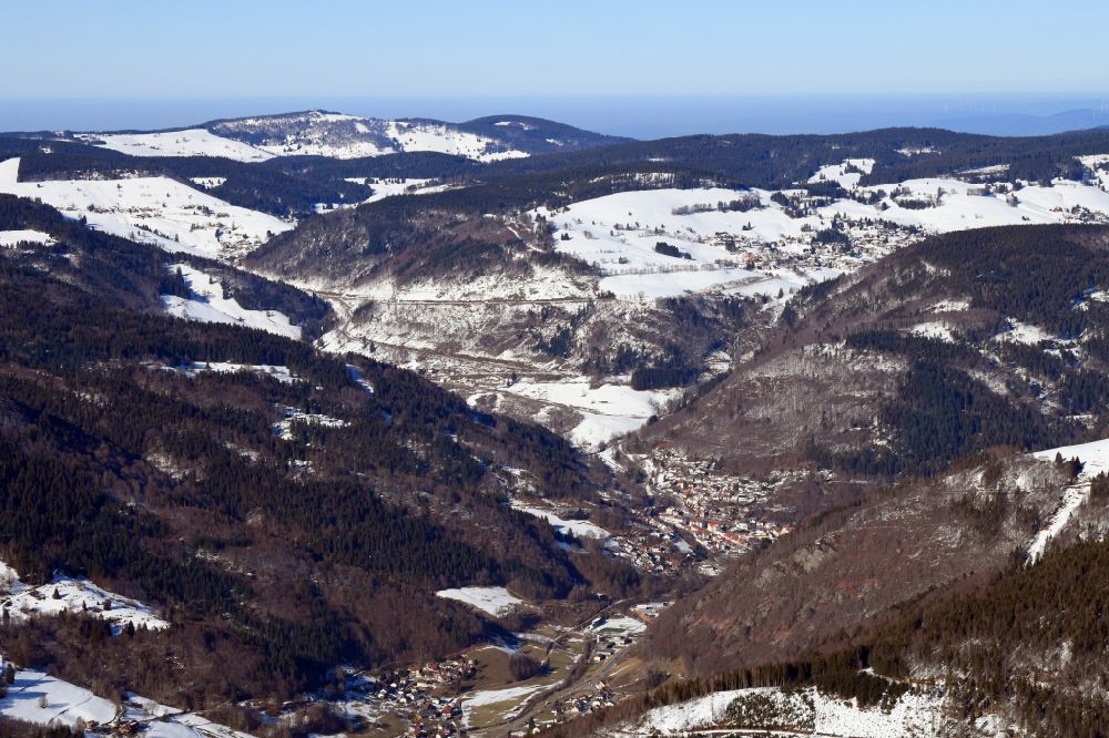 Todtnau von oben - Winterluftbild. Landschaft im Südschwarzwald mit Schauinsland und Gesamtübersicht von Todtnau und Todtnauberg im Bundesland Baden-Württemberg, Deutschland